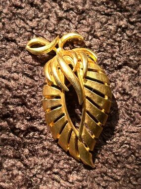 Gold tone  Leaf Pendant Necklace - Elegant Women's Jewelry